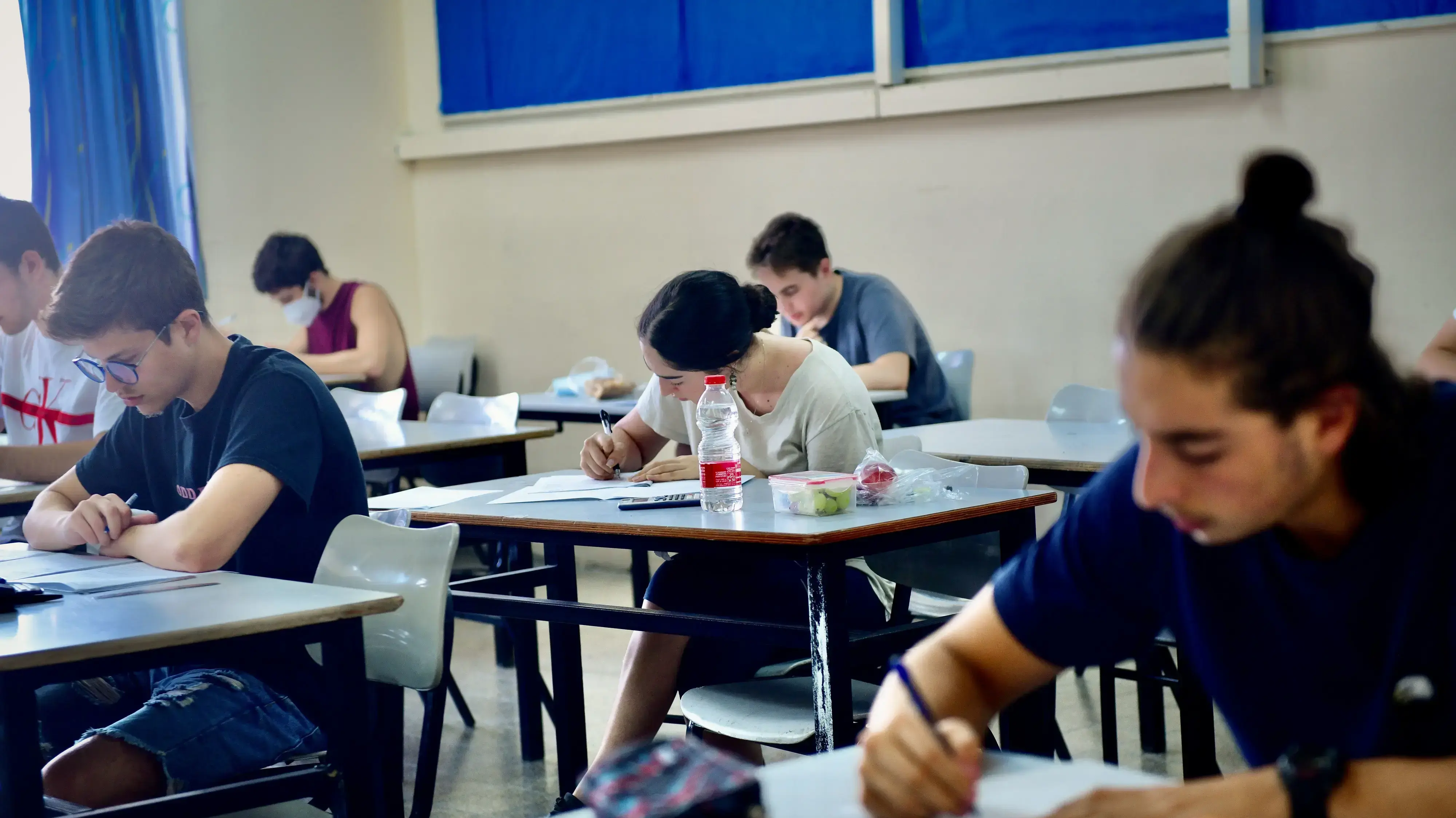 תלמידים במהלך בחינת בגרות במתמתיקה תלמידים במהלך בחינת בגרות במתמתיקה