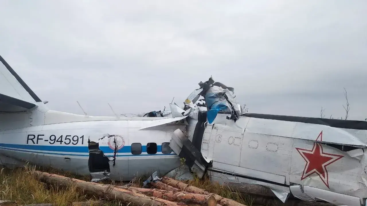 שרידי מטוס L-410 שהתרסק בסמוך לעיירה מנזלינסק, טרטסטן, רוסיה, 10 באוקטובר 2021 שרידי מטוס L-410 שהתרסק בסמוך לעיירה מנזלינסק, טרטסטן, רוסיה, 10 באוקטובר 2021
