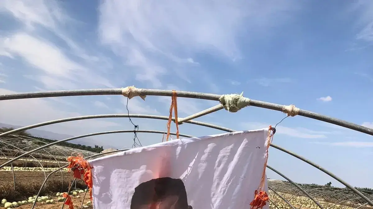 כרזה בשפה הערבית ובלונים לכבודו של קצין בכיר מצבא מצרים שמת התגלו במועצה אזורית הערבה התיכונה, 20 באוקטובר 2021 כרזה בשפה הערבית ובלונים לכבודו של קצין בכיר מצבא מצרים שמת התגלו במועצה אזורית הערבה התיכונה, 20 באוקטובר 2021
