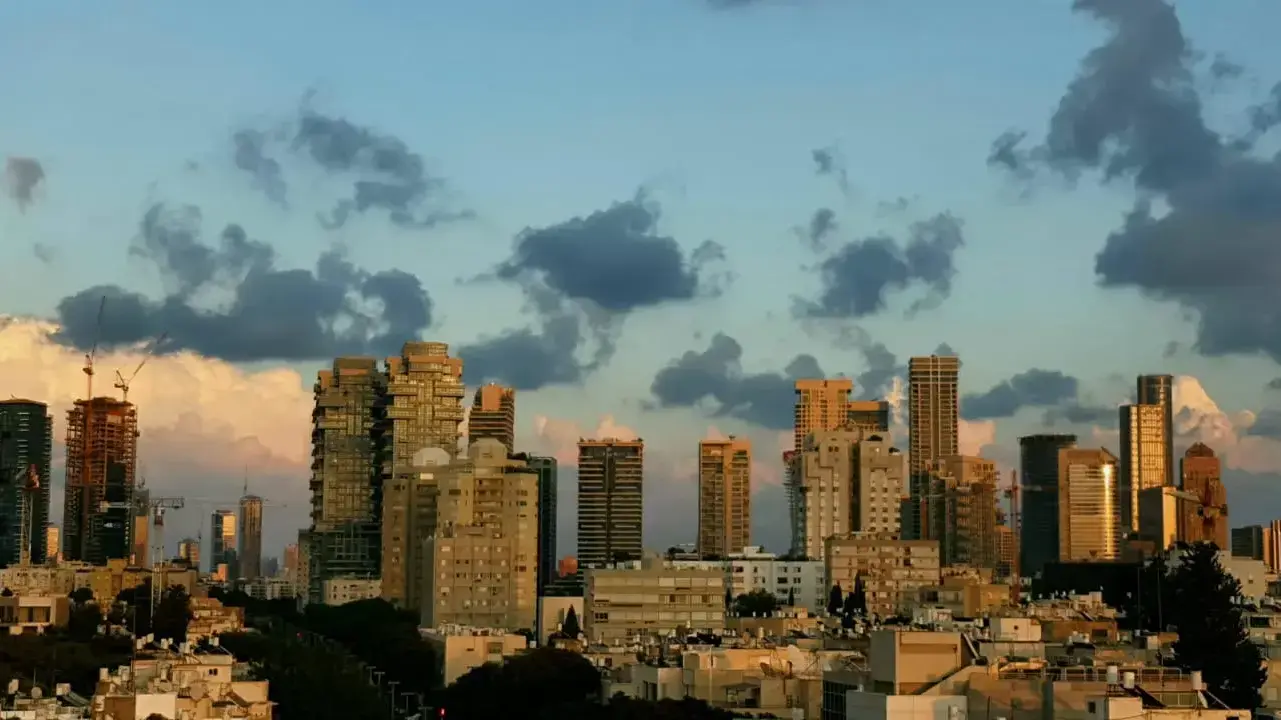 עננים בשמי תל אביב 20 באוקטובר 2021 עננים בשמי תל אביב 20 באוקטובר 2021