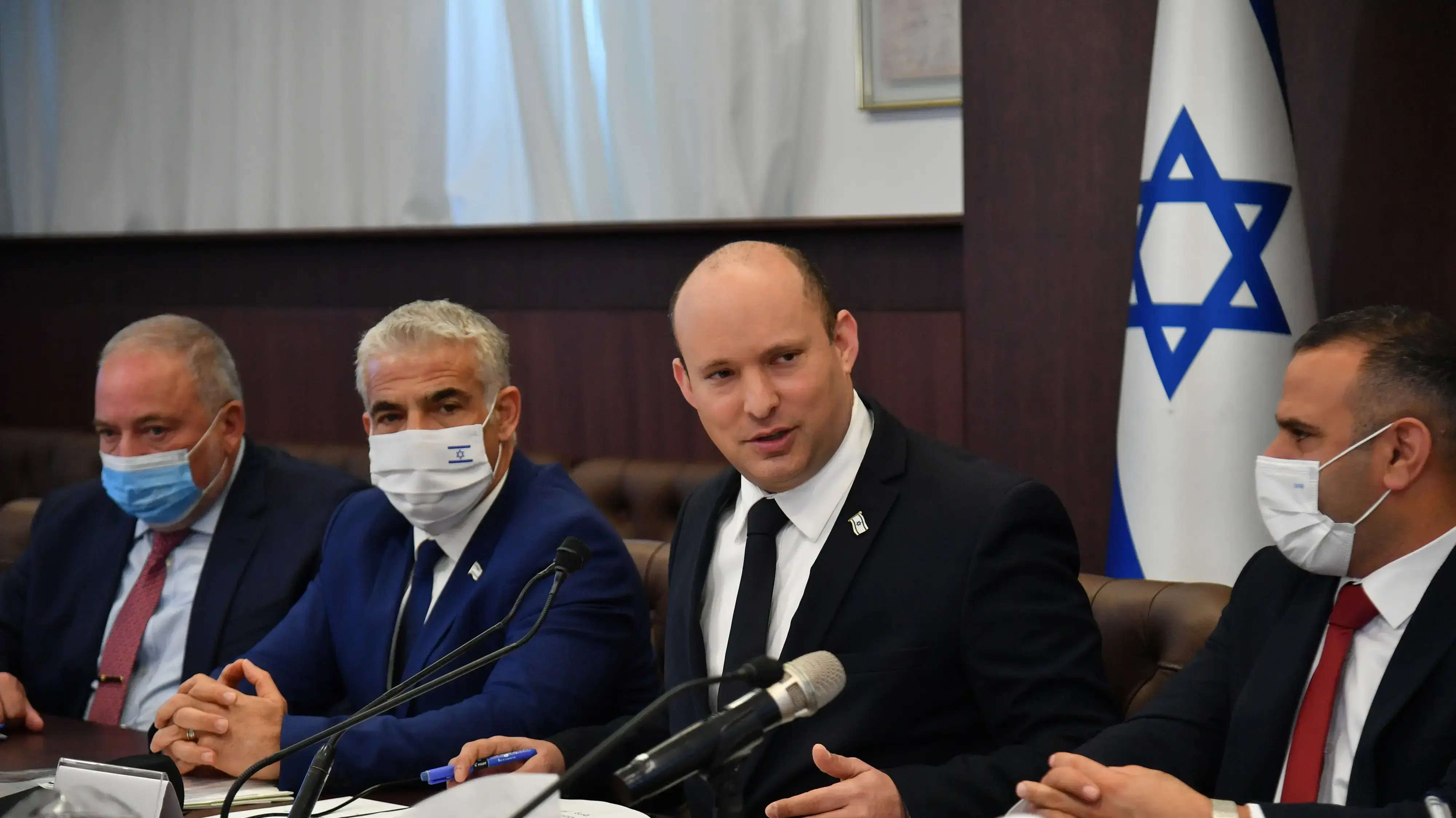 אין לנו כוח יותר. נמתין על הספה עד יעבור זעם אין לנו כוח יותר. נמתין על הספה עד יעבור זעם
