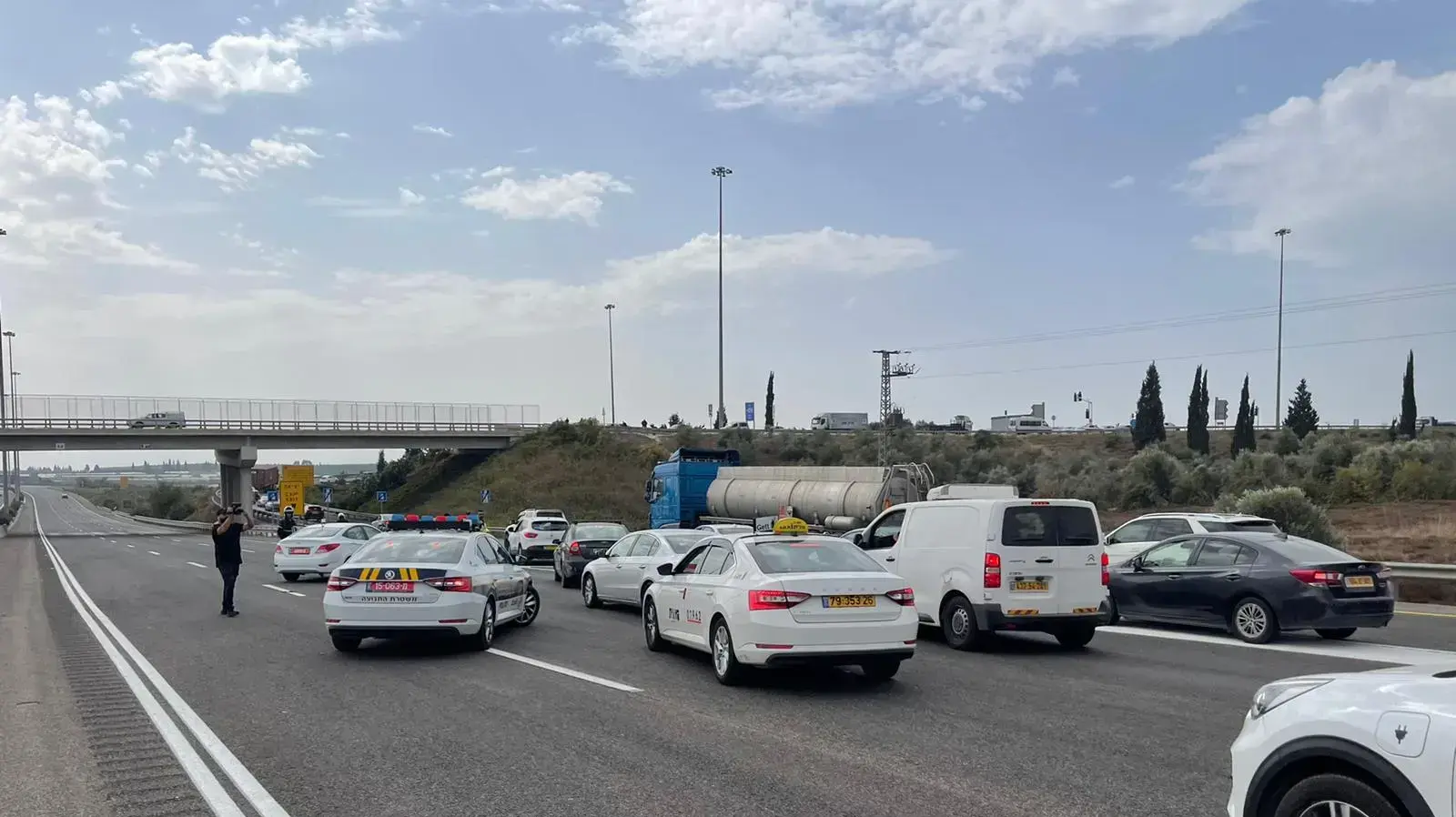 שיירת הרכבים במחאה על האלימות בחברה הערבית, כביש 6 מחלף עירון לדרום, 28 באוקטובר 2021 שיירת הרכבים במחאה על האלימות בחברה הערבית, כביש 6 מחלף עירון לדרום, 28 באוקטובר 2021