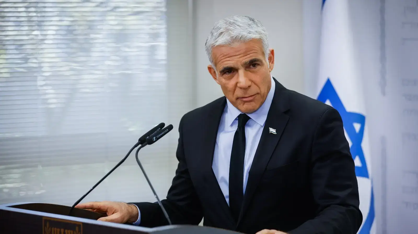 יו"ר יש עתיד, יאיר לפיד במהלך נואמו בישיבת סייעתו בכנסת 8 בנובמבר 2021 יו"ר יש עתיד, יאיר לפיד במהלך נואמו בישיבת סייעתו בכנסת 8 בנובמבר 2021