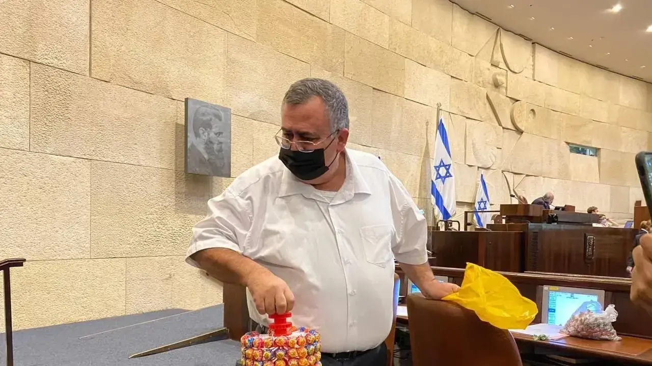 דוד ביטן עם סוכריות דוד ביטן עם סוכריות