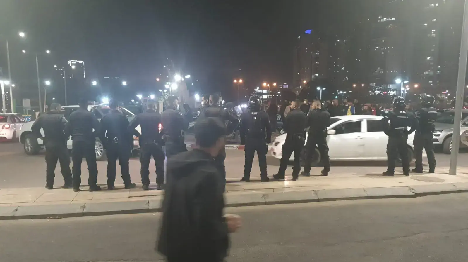 שוטרים מאבטחים תושב לקיה פצוע ירי שהובא לבית החולים סורוקה בידי בני משפחתו, באר שבע, 15 בנובמבר 2021 שוטרים מאבטחים תושב לקיה פצוע ירי שהובא לבית החולים סורוקה בידי בני משפחתו, באר שבע, 15 בנובמבר 2021