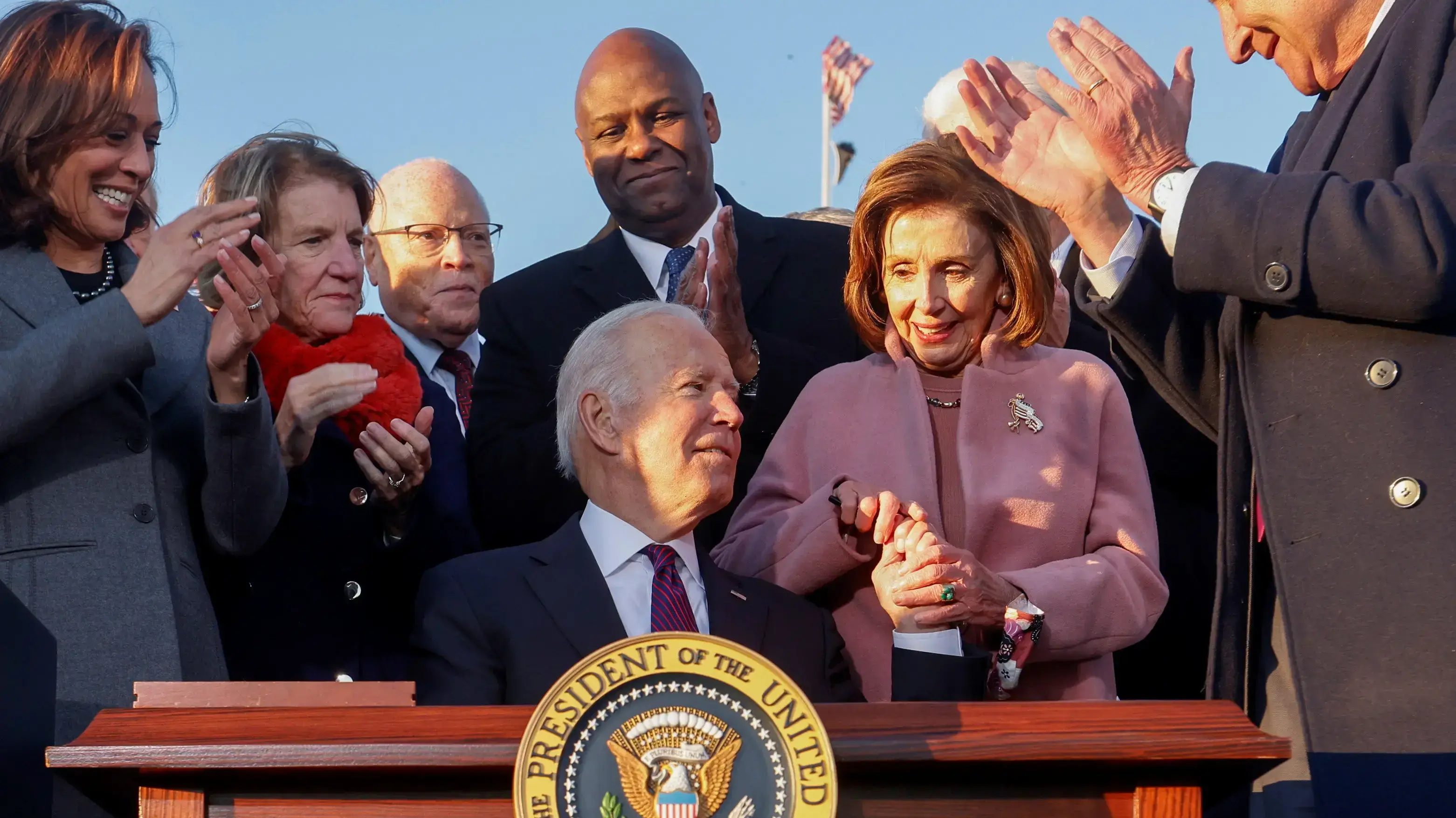 U.S. President Joe Biden celebrates with lawmakers including House Speaker Nancy Pelosi (D-CA) and Senate Majority Leader Chuck Schumer (D-NY) after signing the Infrastructure Investment and Jobs Act on the South Lawn at the White House in Washington, U.S. November 15, 2021. REUTERS/Jonathan Ernst
U.S. President Joe Biden celebrates with lawmakers including House Speaker Nancy Pelosi (D-CA) and Senate Majority Leader Chuck Schumer (D-NY) after signing the Infrastructure Investment and Jobs Act on the South Lawn at the White House in Washington, U.S. November 15, 2021. REUTERS/Jonathan Ernst