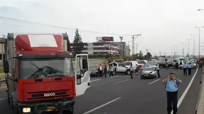 משאית גנובה שגרמה ל-12 פצועים במרדף בכביש גהה משאית גנובה שגרמה ל-12 פצועים במרדף בכביש גהה