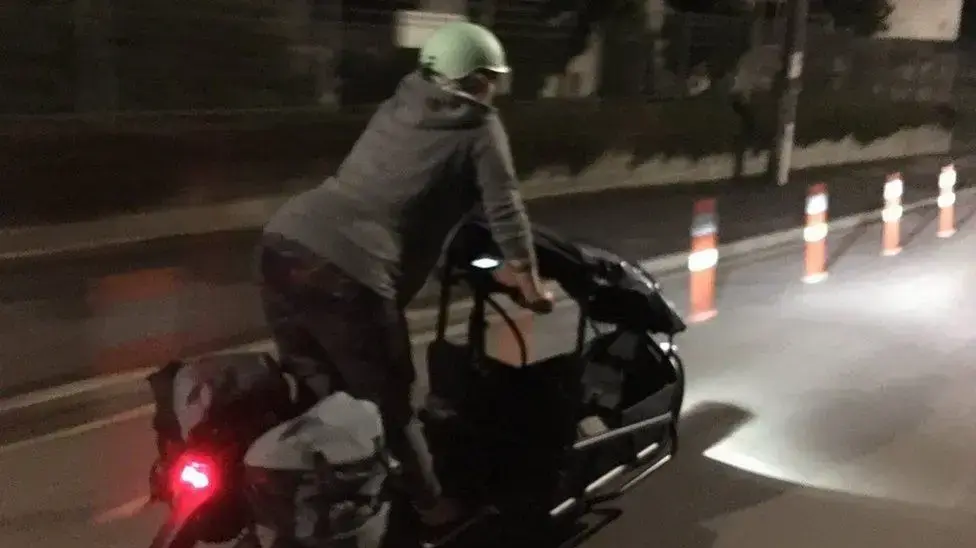 חברת הפרלמנט ג'ולי אן גנטר רוכבת לבית חולים בזמן צירים, ניו זילנד, 28 בנובמבר 2021
חברת הפרלמנט ג'ולי אן גנטר רוכבת לבית חולים בזמן צירים, ניו זילנד, 28 בנובמבר 2021
