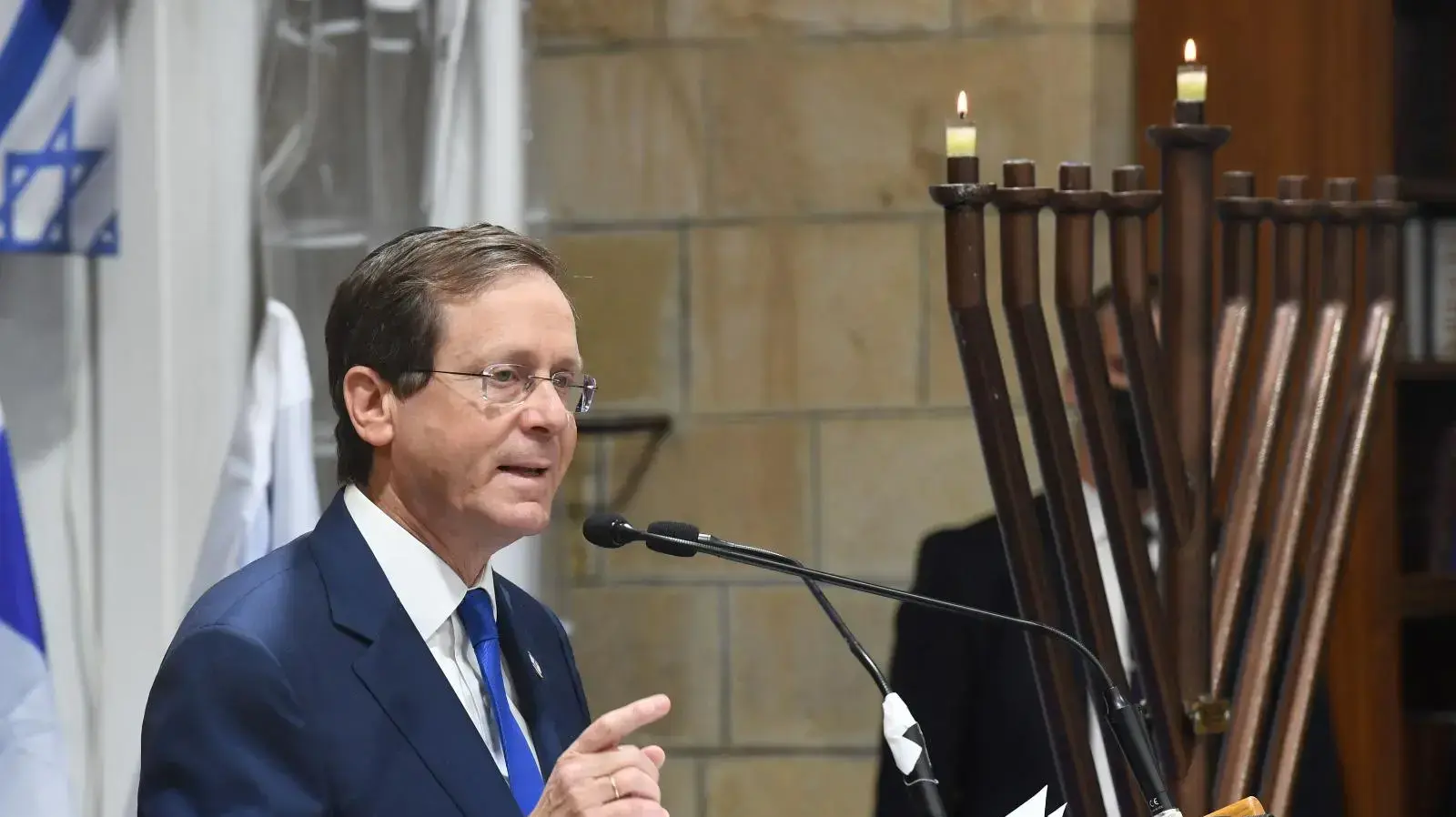 הנשיא יצחק הרצוג בהדלקת נר ראשון של חנוכה במערכת המכפלה 28 בנובמבר 2021 הנשיא יצחק הרצוג בהדלקת נר ראשון של חנוכה במערכת המכפלה 28 בנובמבר 2021