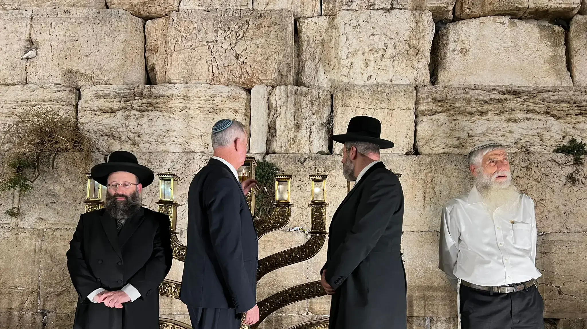 שר הבטחון בני גנץ בהדלקת נר ראשון של חנוכה בכותל 28 בנובמבר 2021 שר הבטחון בני גנץ בהדלקת נר ראשון של חנוכה בכותל 28 בנובמבר 2021