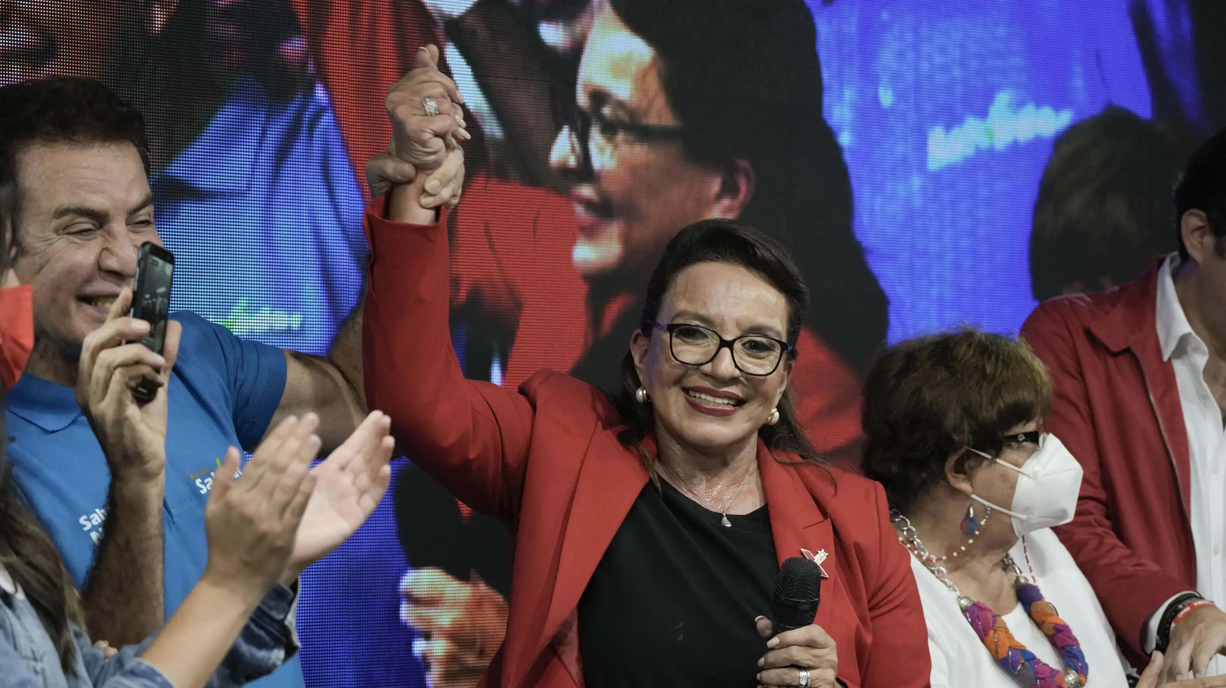 סיומרה קסטרו, מועמדת השמאל בבחירות לנשיאות הונדורס, חוגגת את ניצחונה המסתמן בעצרת בבירה טגוסיגלפה, 28 בנובמבר 2021 סיומרה קסטרו, מועמדת השמאל בבחירות לנשיאות הונדורס, חוגגת את ניצחונה המסתמן בעצרת בבירה טגוסיגלפה, 28 בנובמבר 2021