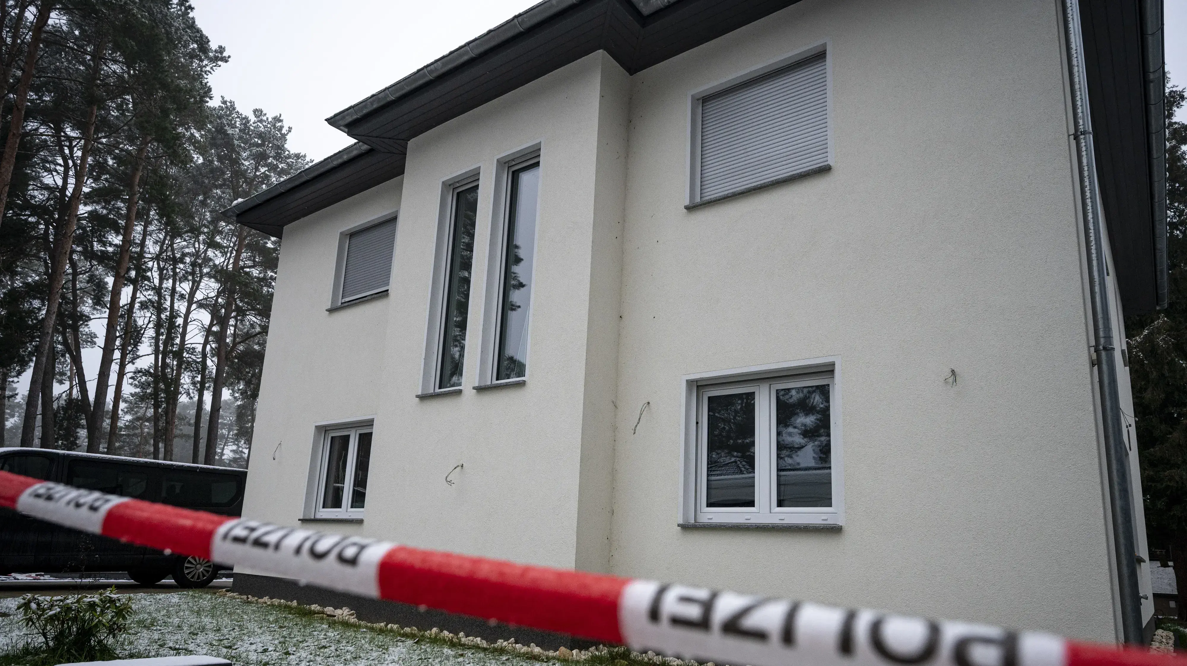 בית בעיר קניגס ווסטרהאוזן שבו נמצאו חמישה בני משפחה מתים, גרמניה, 5 בדצמבר 2021 בית בעיר קניגס ווסטרהאוזן שבו נמצאו חמישה בני משפחה מתים, גרמניה, 5 בדצמבר 2021