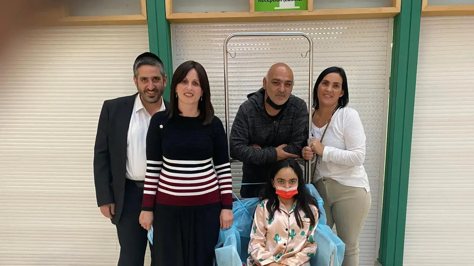 "מאחורי כל חולה עומדת משפחה שנקלעה למשבר ועומדת על סף פירוק בכל המובנים". אפרת מלכה והוריה לצד תורמת הכליה אסתר בקשי ובעלה אורן "מאחורי כל חולה עומדת משפחה שנקלעה למשבר ועומדת על סף פירוק בכל המובנים". אפרת מלכה והוריה לצד תורמת הכליה אסתר בקשי ובעלה אורן