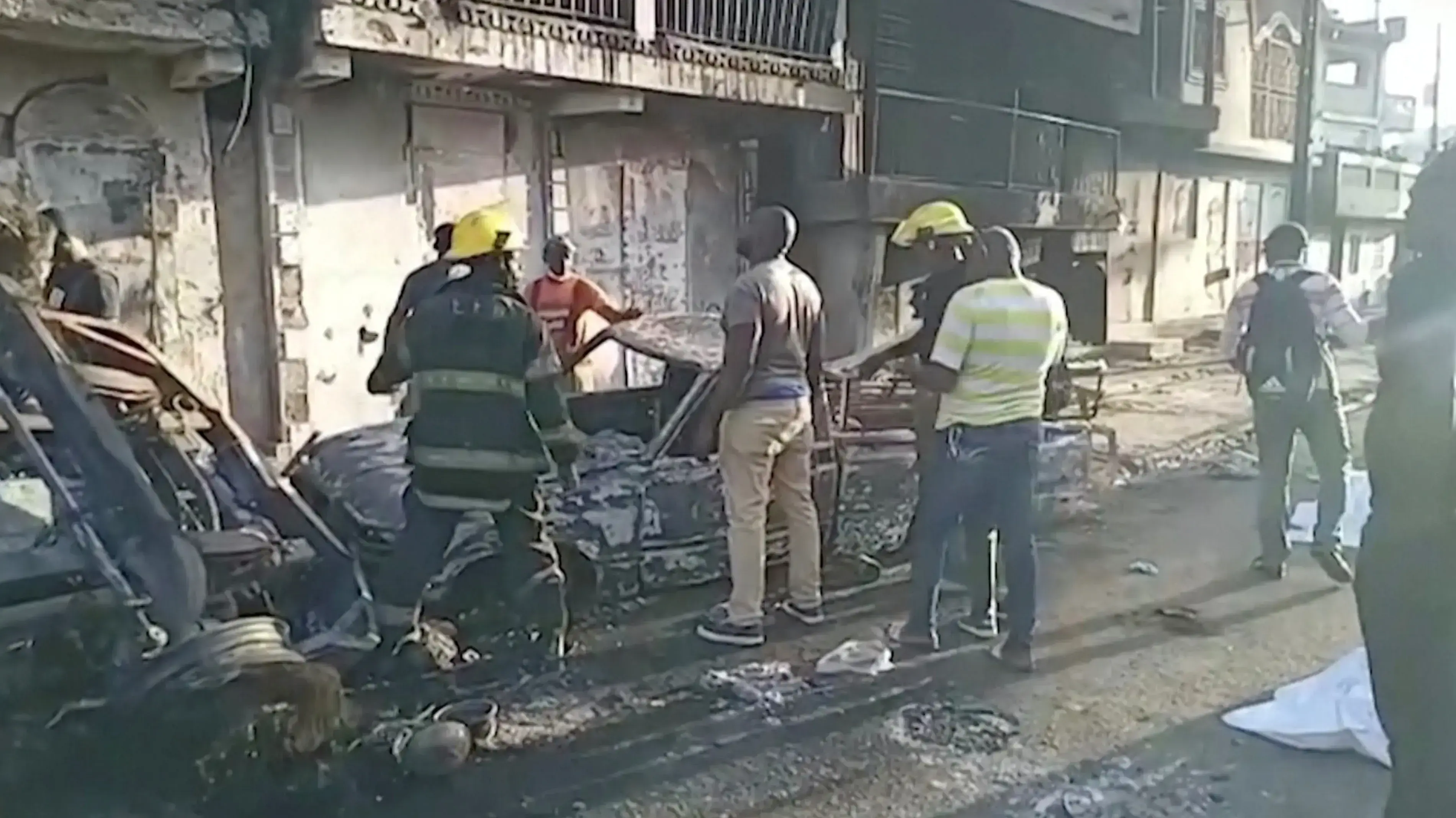 זירת פיצוץ מכלית דלק בעיר קאפ-האיטיאן, האיטי, 14 בדצמבר 2021 זירת פיצוץ מכלית דלק בעיר קאפ-האיטיאן, האיטי, 14 בדצמבר 2021