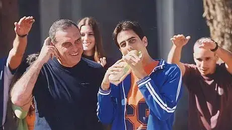 יוסי בניון ואברהם גרנט מתוך הפרסומת של גבינת עמק - תנובה יוסי בניון ואברהם גרנט מתוך הפרסומת של גבינת עמק - תנובה