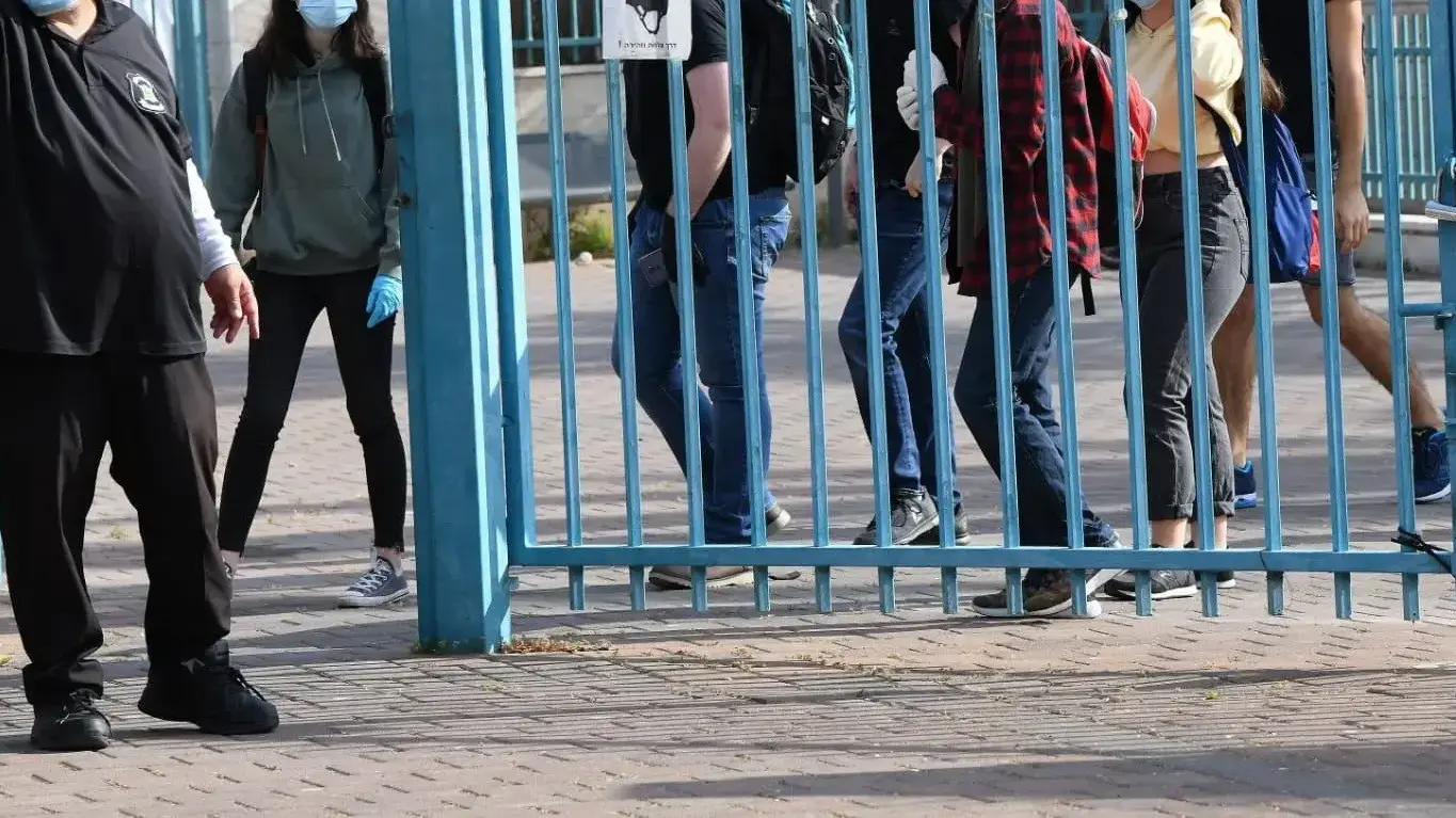 תלמידים בכניסה לבית ספר תלמידים בכניסה לבית ספר