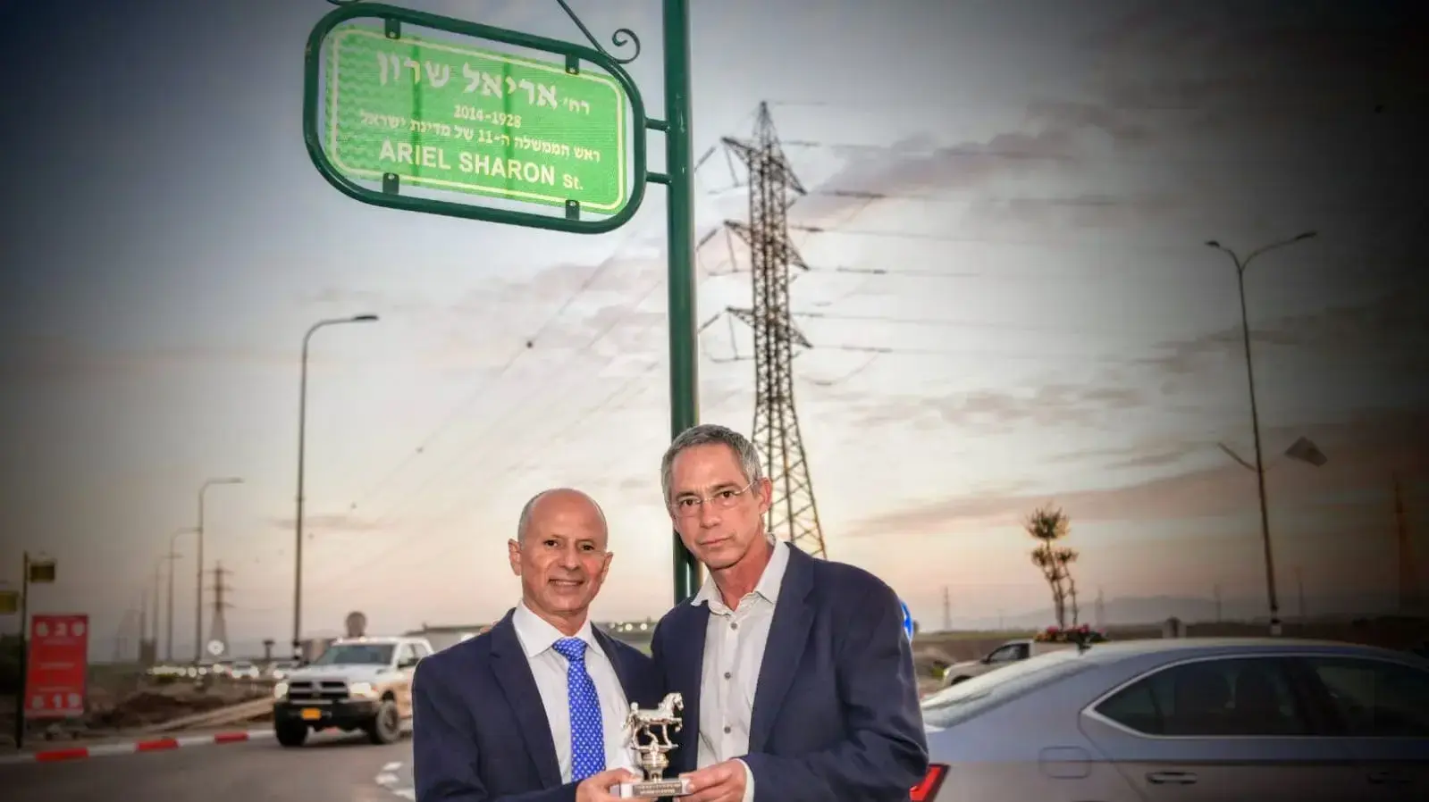 ראש עירית עפולה,אבי אלקבץ, נותן את הגביע לגלעד שרון ראש עירית עפולה,אבי אלקבץ, נותן את הגביע לגלעד שרון