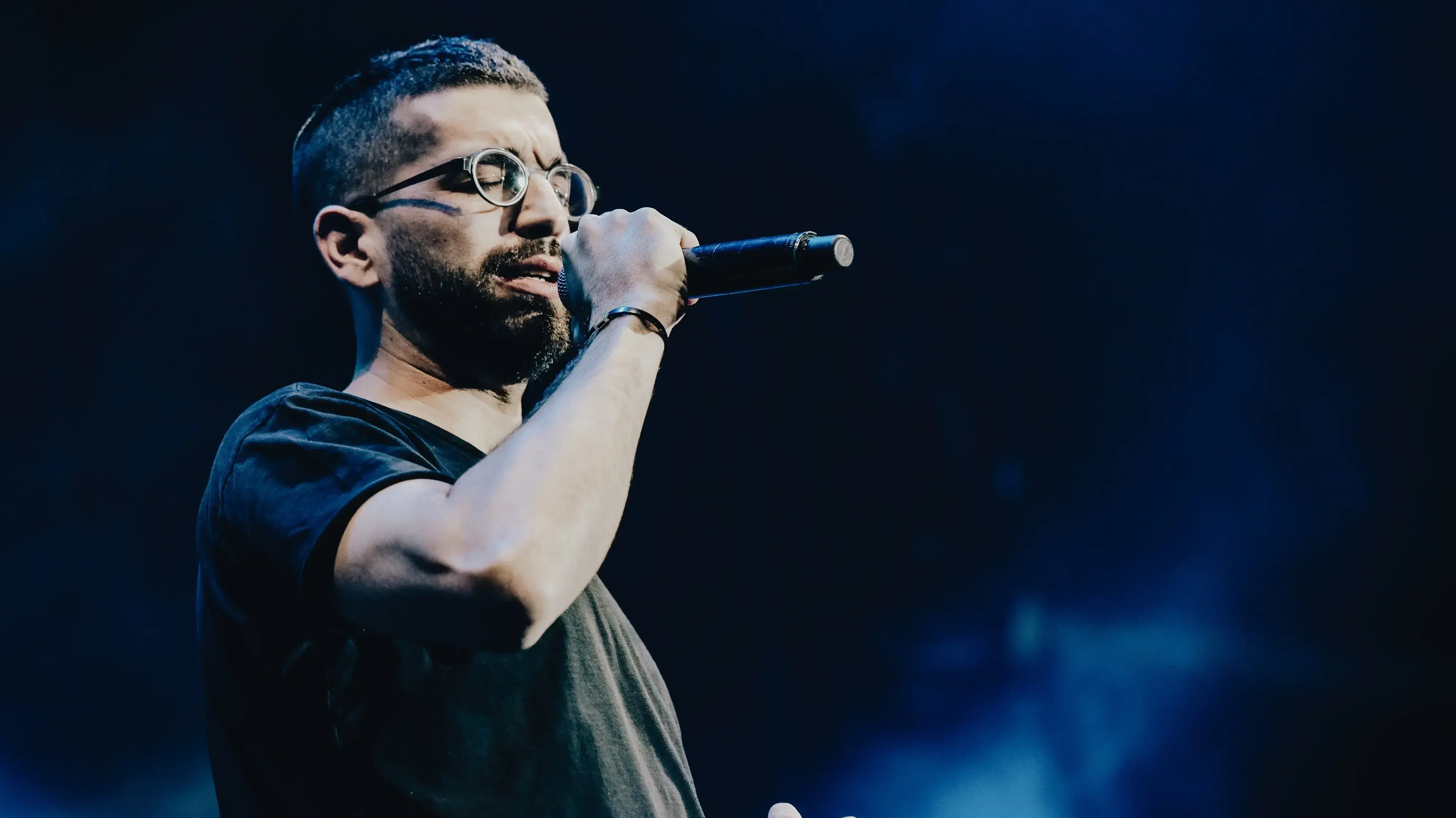 גורם להופעה מול 8,000 איש להרגיש כמו הדבר הכי קל בעולם. חנן בן ארי בהיכל מנורה