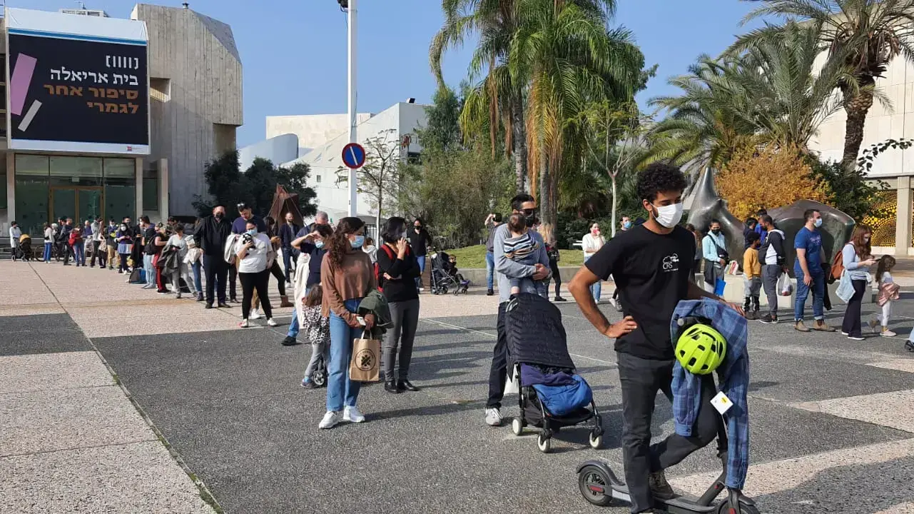 תורי ענק לבדיקות קורונה. מוזיאון תל אביב 2 בינואר 2021 תורי ענק לבדיקות קורונה. מוזיאון תל אביב 2 בינואר 2021