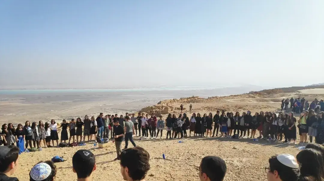 בני נוער משתתפים בטיול במצדה בני נוער משתתפים בטיול במצדה