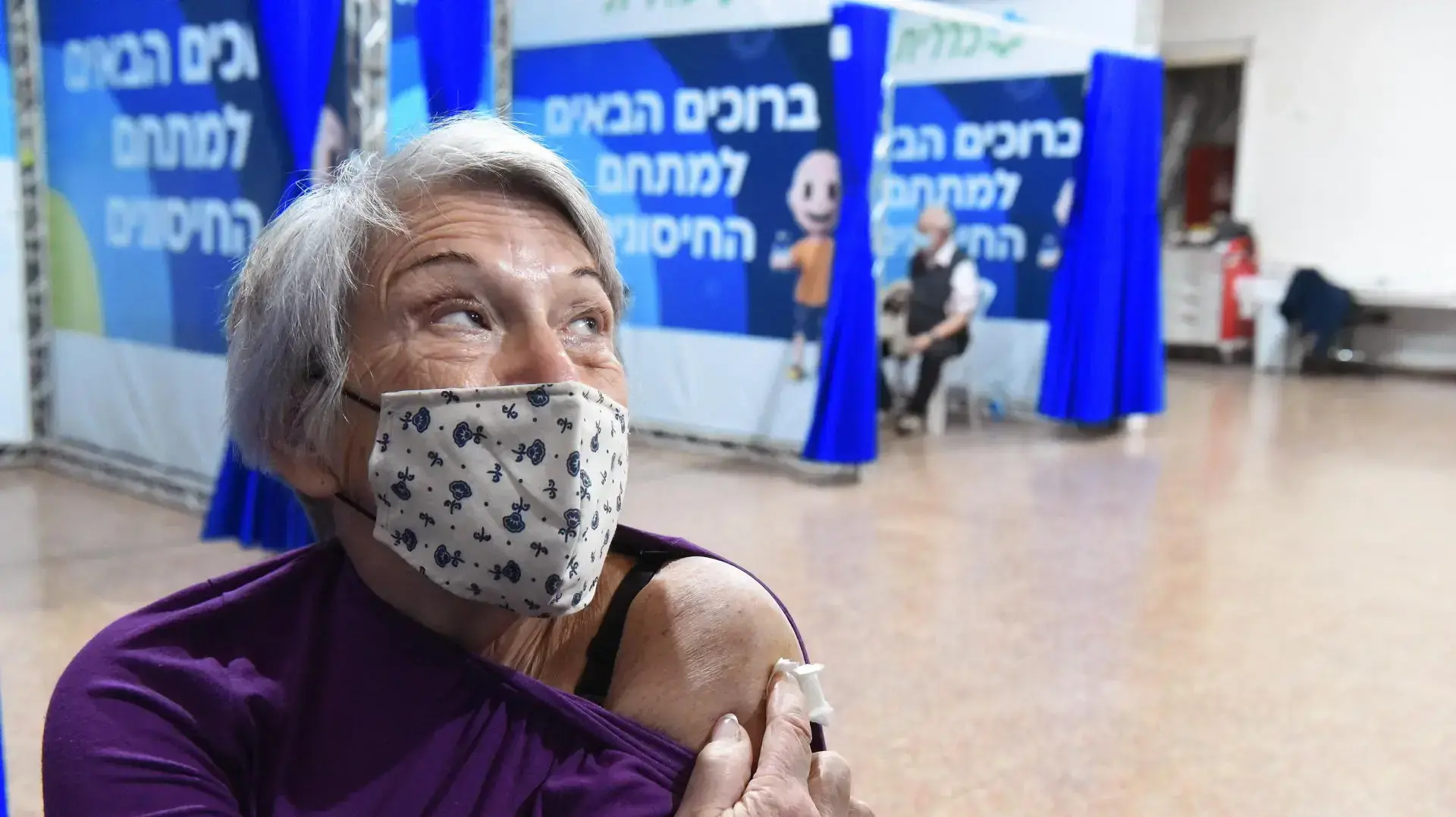 כשאתם מצפים להרגיש רע - גדל הסיכוי שזה יקרה. אישה מקבלת חיסון קורונה כשאתם מצפים להרגיש רע - גדל הסיכוי שזה יקרה. אישה מקבלת חיסון קורונה
