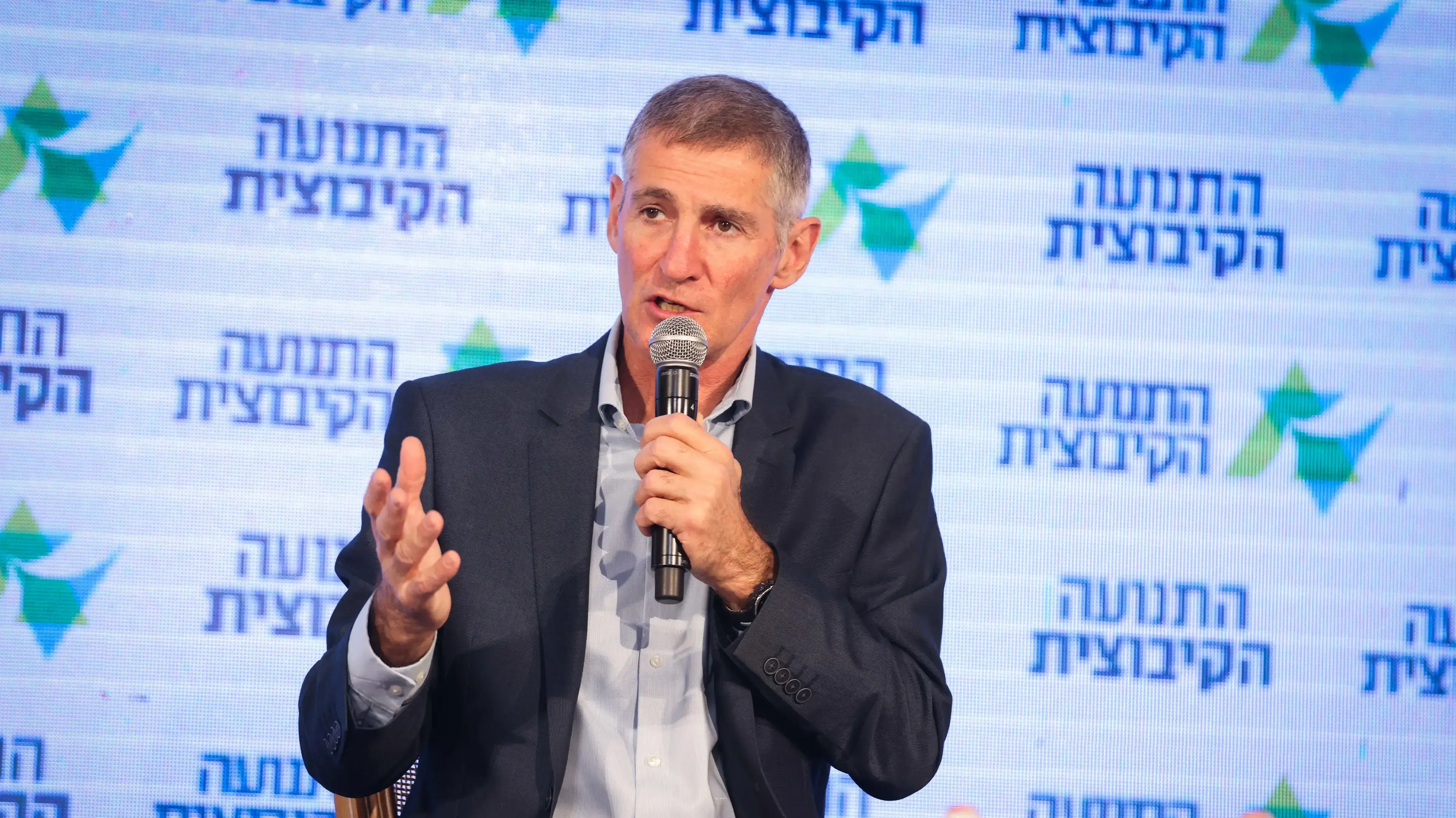 יאיר גולן במסיבת עיתונאים של התנועה הקיבוצית, 16 בנובמבר 2021 יאיר גולן במסיבת עיתונאים של התנועה הקיבוצית, 16 בנובמבר 2021