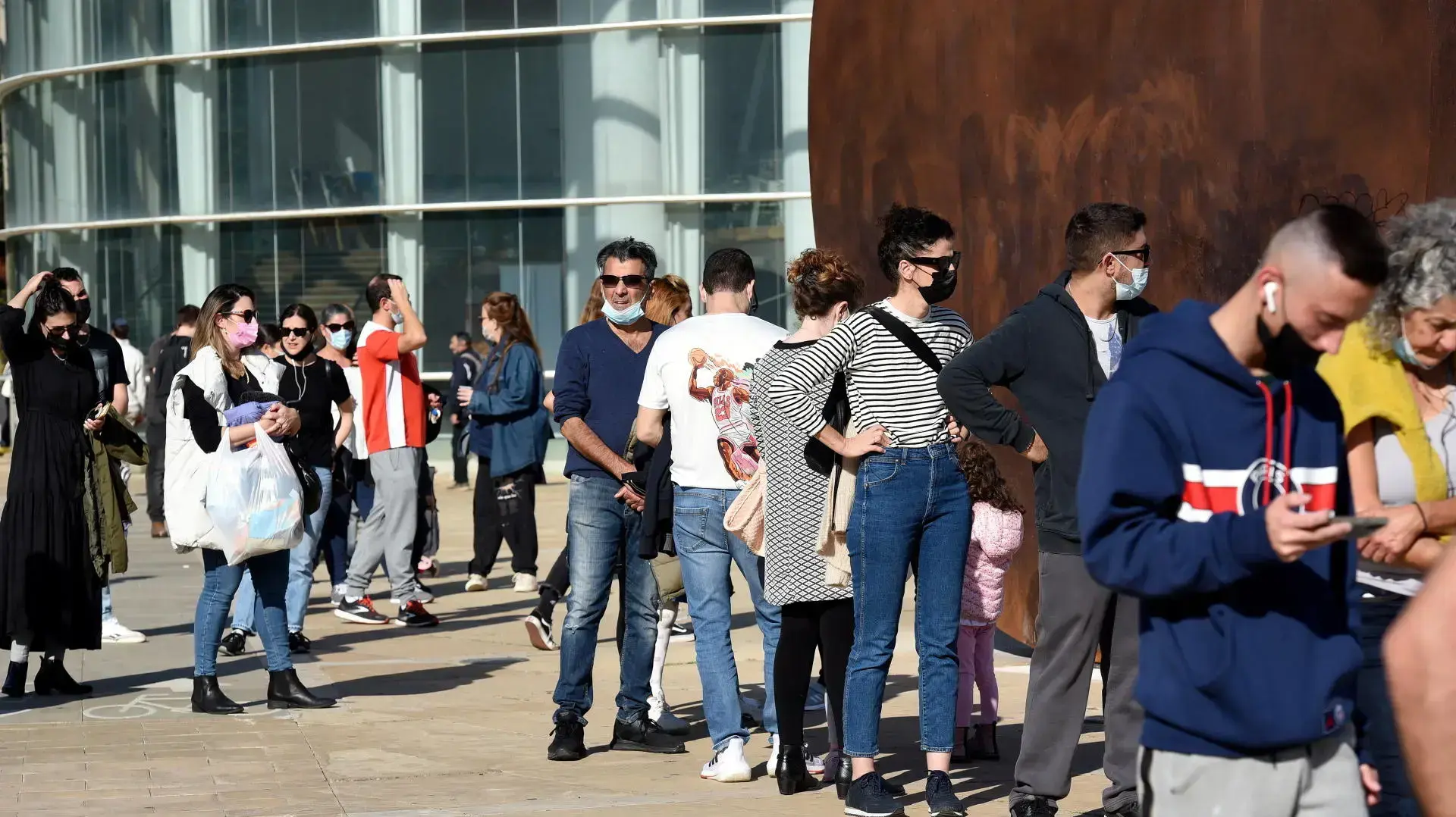 תור לבדיקת קורונה, רחבת הבימה, 7 בינואר 2022 תור לבדיקת קורונה, רחבת הבימה, 7 בינואר 2022