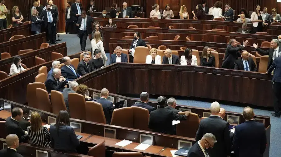 הממשלה החדשה היא אחת הממשלות הגדולות והמנופחות בתולדות ישראל. למרות שחלק מחבריה הבטיחו להקים ממשלה קטנה עד 18 שרים, זו מונה היום 34 חברים, בדיוק כמו ממשלת האחדות של נתניהו וגנץ. בתמונה: חברי הממשלה סביב שולחן השרים במליאה הממשלה החדשה היא אחת הממשלות הגדולות והמנופחות בתולדות ישראל. למרות שחלק מחבריה הבטיחו להקים ממשלה קטנה עד 18 שרים, זו מונה היום 34 חברים, בדיוק כמו ממשלת האחדות של נתניהו וגנץ. בתמונה: חברי הממשלה סביב שולחן השרים במליאה
