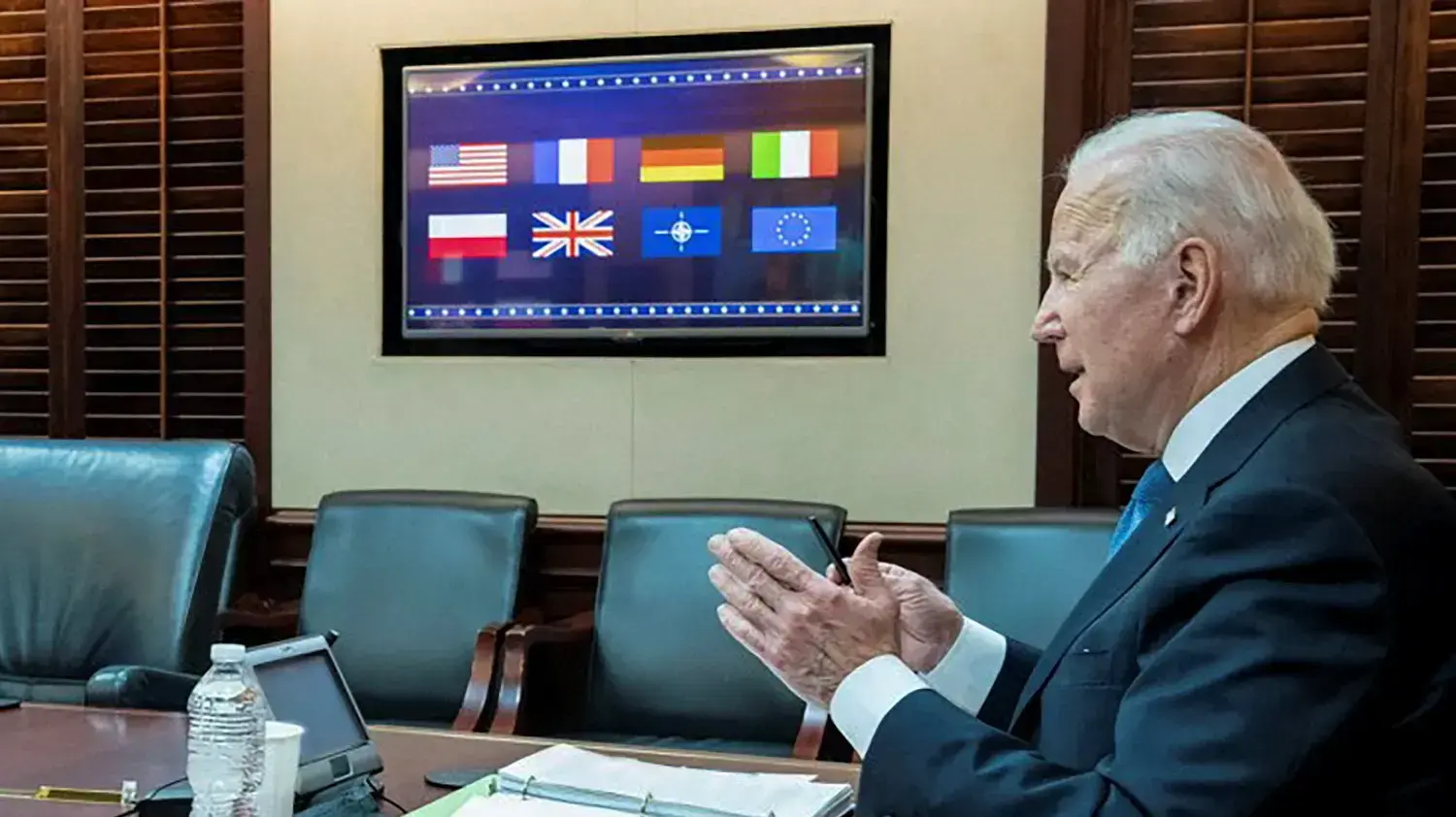 נשיא ארה"ב ג'ו ביידן משוחח מחדר המצב בבית הלבן עם מנהיגים מאירופה, 24 בינואר 2022 נשיא ארה"ב ג'ו ביידן משוחח מחדר המצב בבית הלבן עם מנהיגים מאירופה, 24 בינואר 2022