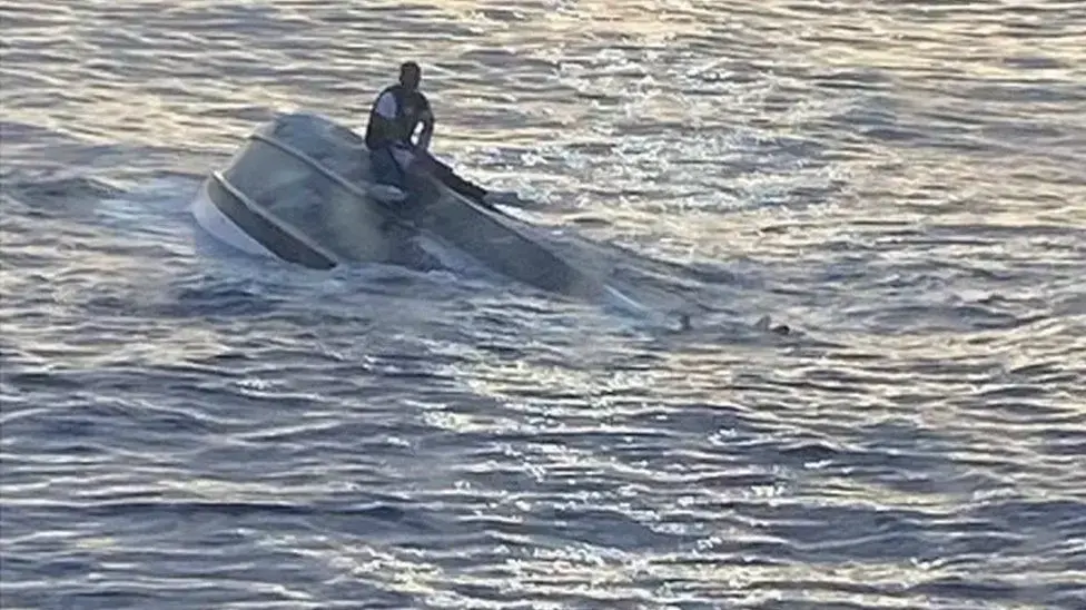 אדם שסירתו התהפכה מנזקי מזג האוויר הקשים
מול חופי פורט פירס אינלט, פלורידה, ארה"ב 25 בינואר 2022
אדם שסירתו התהפכה מנזקי מזג האוויר הקשים
מול חופי פורט פירס אינלט, פלורידה, ארה"ב 25 בינואר 2022