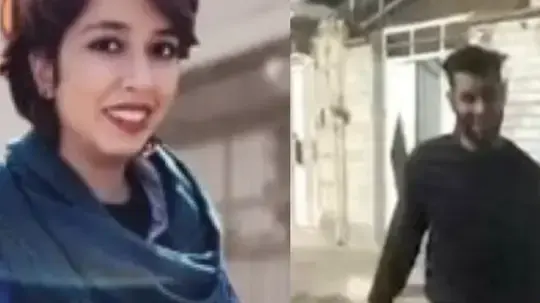 גבר שמחזיק בראשה הכרות של אשתו בעיר אווהאז, איראן, 5 בפברואר 2022