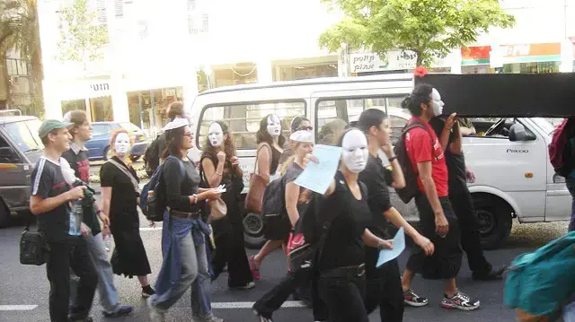 הפגנת סטודנטים בסגנון הלוויה ברחובות בתל אביב נגד העלאת מכירי שכר הלימוד הפגנת סטודנטים בסגנון הלוויה ברחובות בתל אביב נגד העלאת מכירי שכר הלימוד