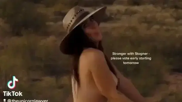 פוליטיקאית הופיעה בעירום בקמפיין שלה פוליטיקאית הופיעה בעירום בקמפיין שלה