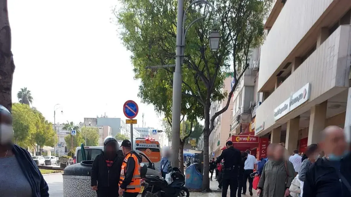 בן 80 נחנק ממנת פלאפל ונמצא במצב קשה ברחוב חיים עוזר בפתח תקווה בן 80 נחנק ממנת פלאפל ונמצא במצב קשה ברחוב חיים עוזר בפתח תקווה
