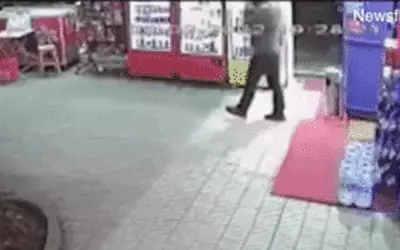 נפל לבולען בעומק 6 מטר ואז נפלה עליו מכונת משקאות נפל לבולען בעומק 6 מטר ואז נפלה עליו מכונת משקאות