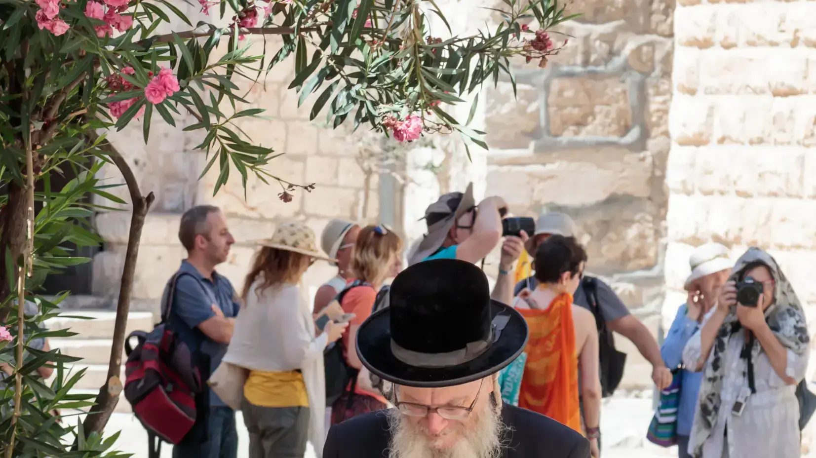 חרדי עם טלפון סלולרי חרדי עם טלפון סלולרי