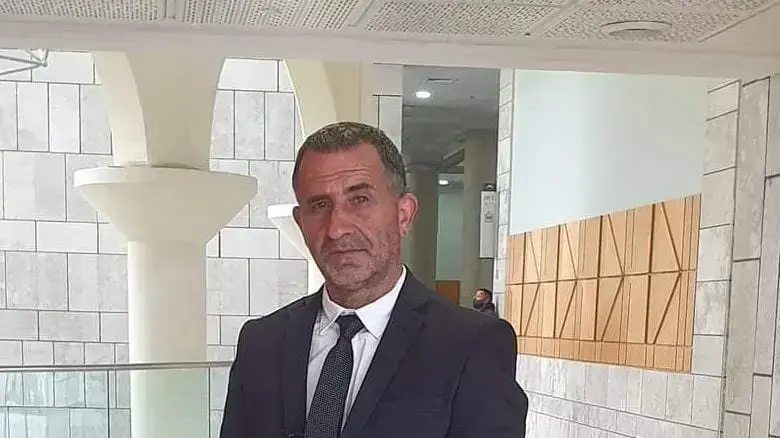 עורך הדין פהד ספדי עם דלג אוקראינה על היד. 6 בפברואר 2022 עורך הדין פהד ספדי עם דלג אוקראינה על היד. 6 בפברואר 2022