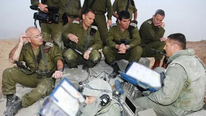 הרמטכ"ל גבי אשכנזי ומפקד חטיבת השריון איציק תורג'מן הרמטכ"ל גבי אשכנזי ומפקד חטיבת השריון איציק תורג'מן