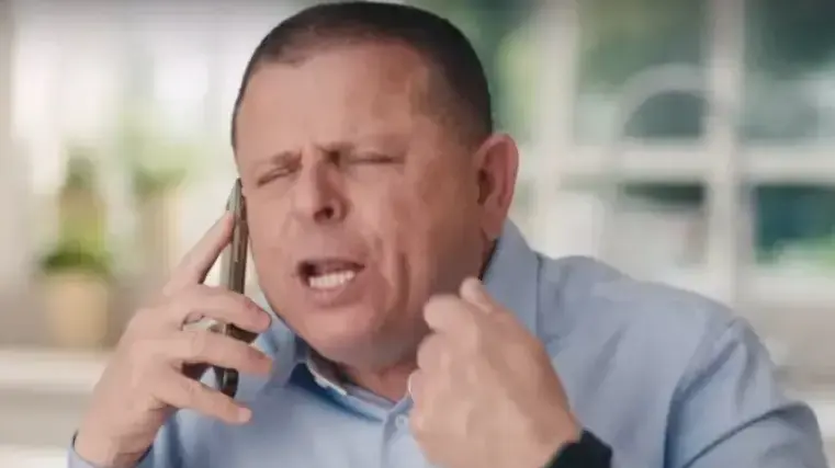עושה מעצמו צחוק. כבל עושה מעצמו צחוק. כבל