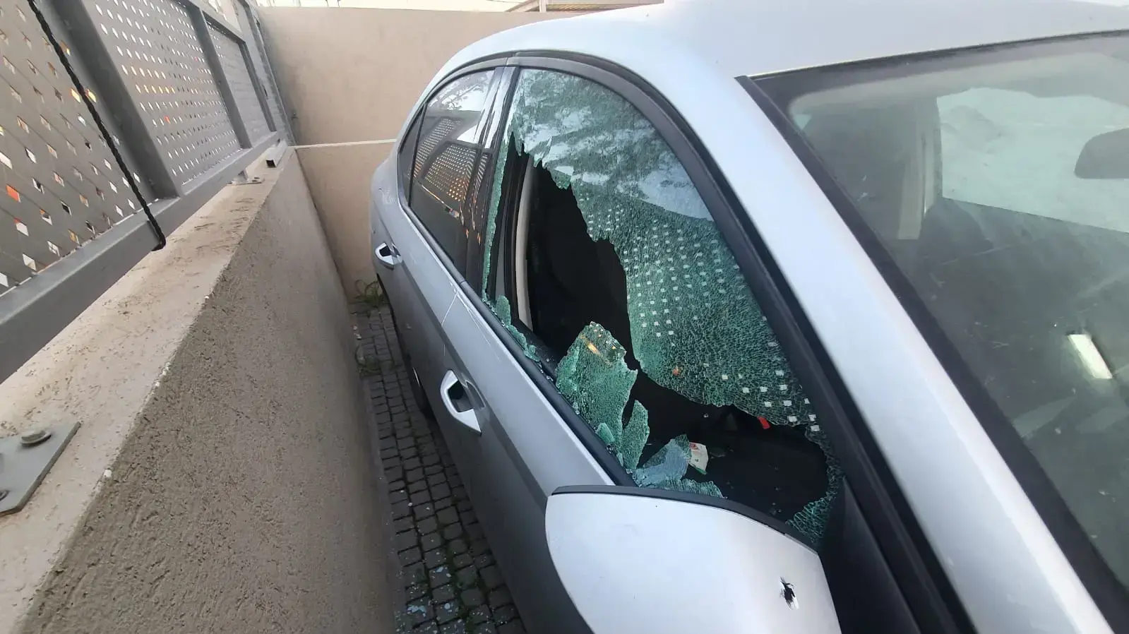 קליעים שחדרו לרכב שחנה בבניין ברחוב הרברט סמואל 1 בחדרה. 28 במרץ 2022 קליעים שחדרו לרכב שחנה בבניין ברחוב הרברט סמואל 1 בחדרה. 28 במרץ 2022