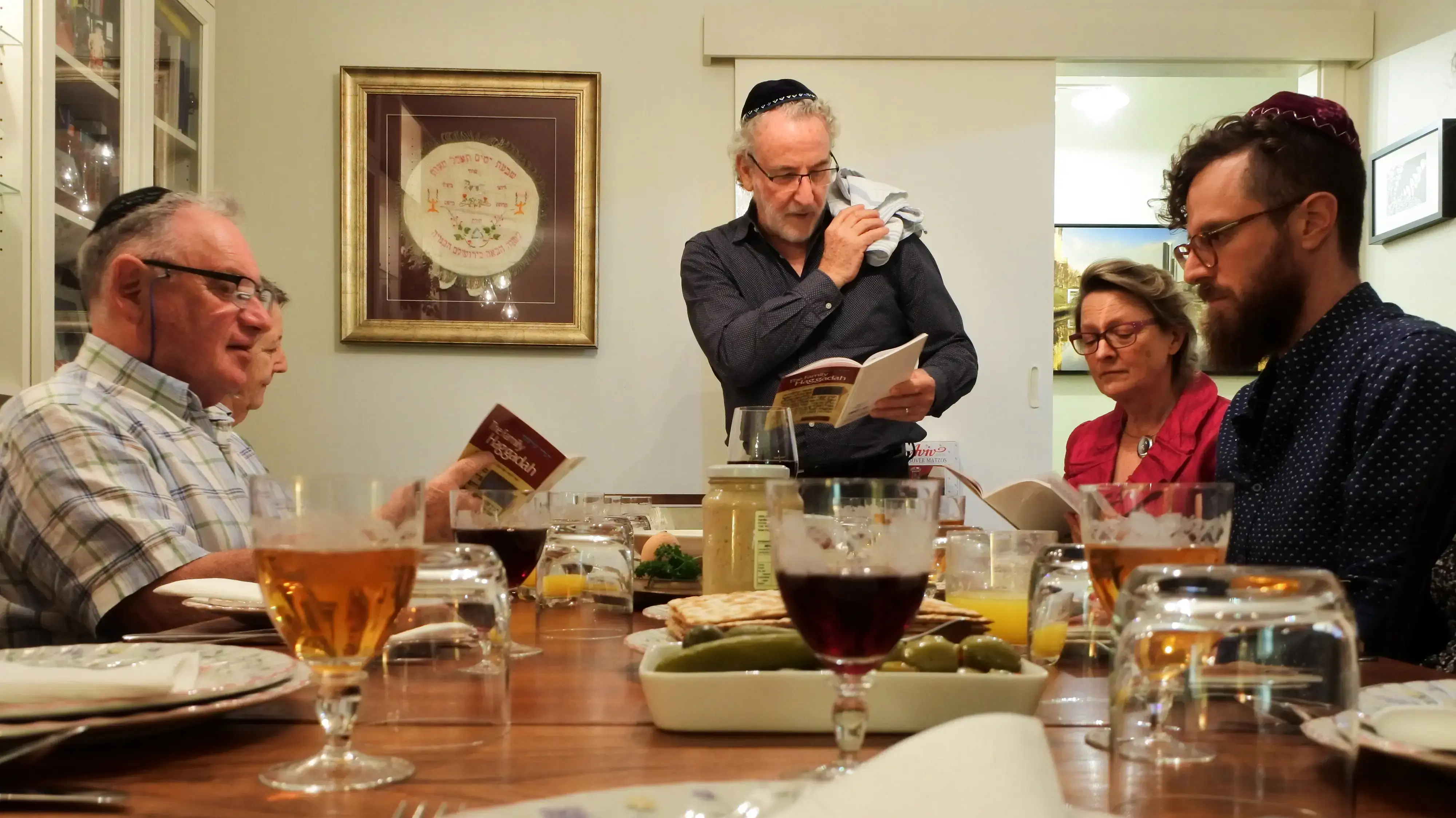 משפחה יהודית בארוחת ליל הסדר משפחה יהודית בארוחת ליל הסדר