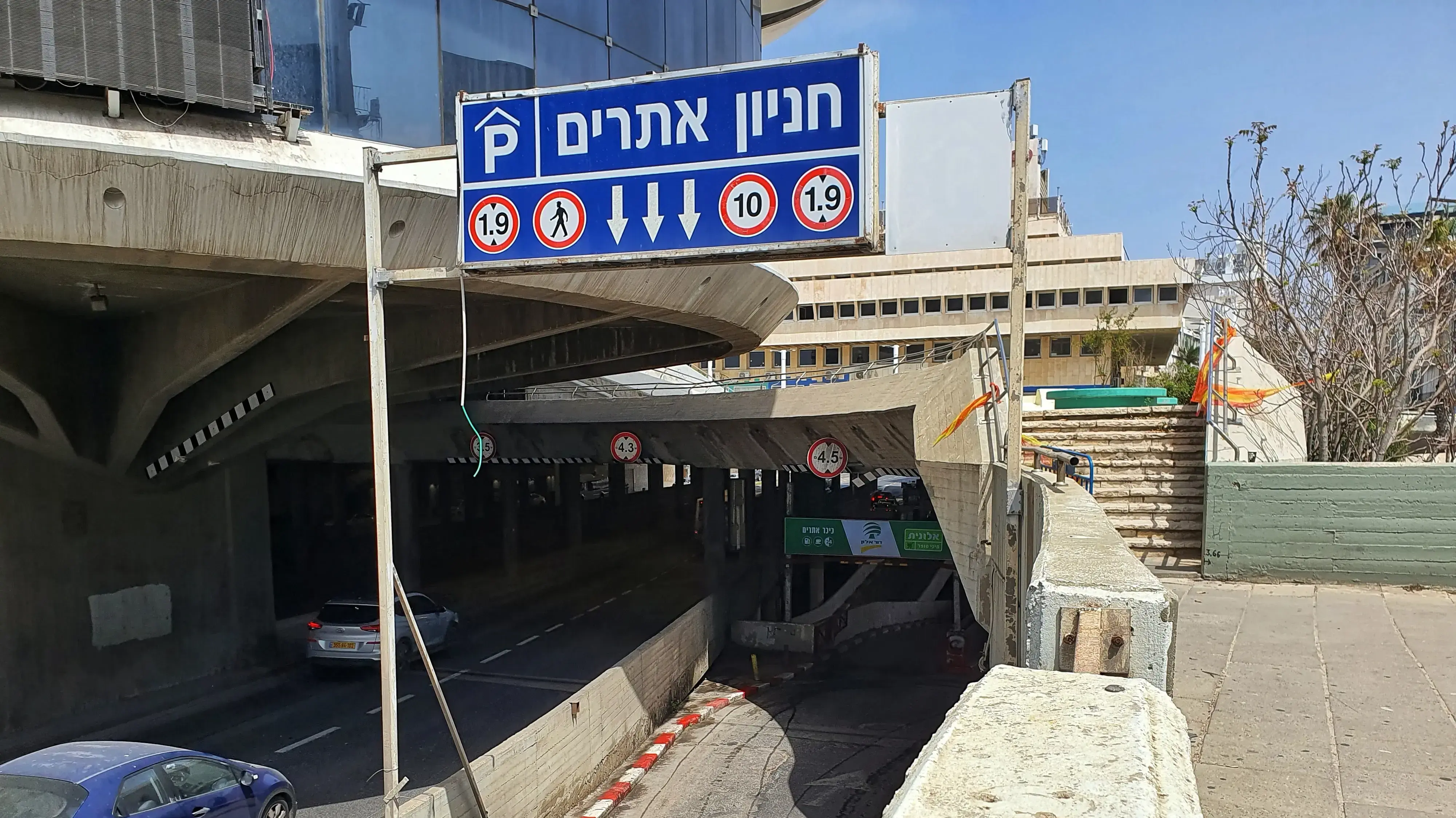 חניון כיכר אתרים חניון כיכר אתרים
