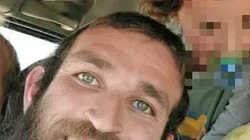 רפאל מוריס עם הגדי שגידלה המשפחה והוחרם על ידי המשטרה רפאל מוריס עם הגדי שגידלה המשפחה והוחרם על ידי המשטרה
