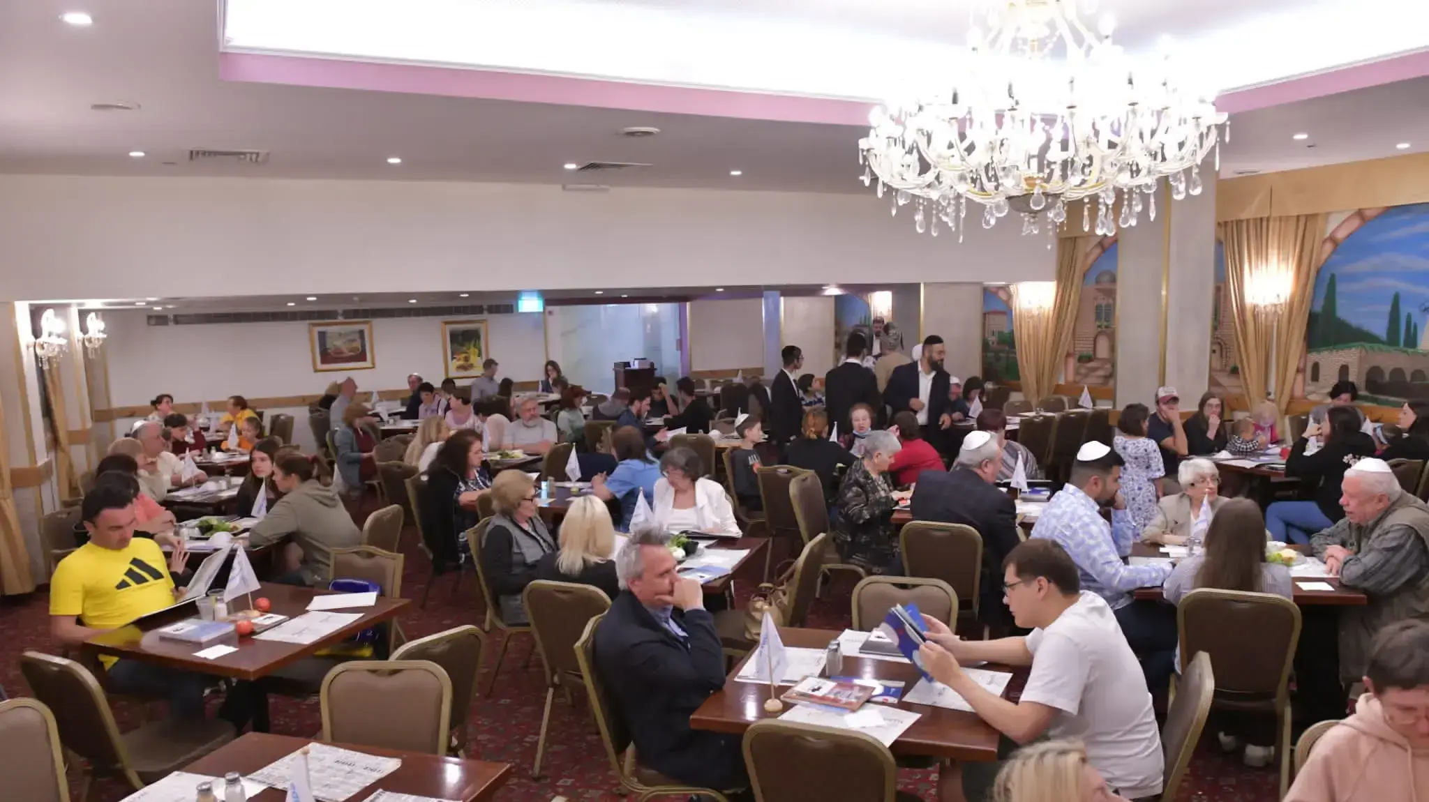 פליטים מאוקראינה עורכים את ליל הסדר, 15 באפריל 2022 פליטים מאוקראינה עורכים את ליל הסדר, 15 באפריל 2022