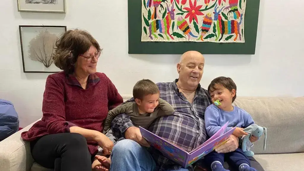 דמי בן חורין עם אשתו דליה ומשפחתם, שיר לכת דמי בן חורין עם אשתו דליה ומשפחתם, שיר לכת