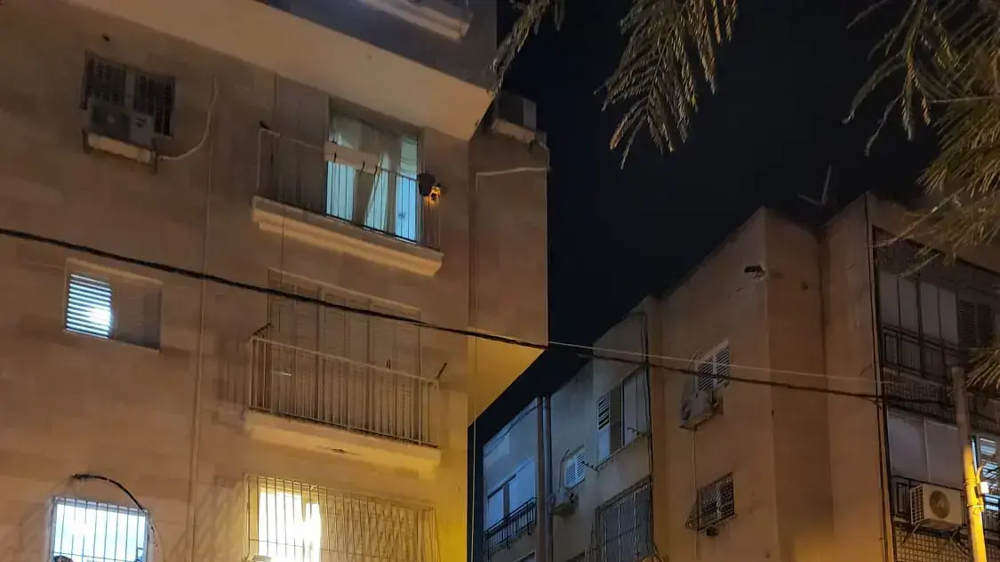 ילד בן שלוש נפל מקומה שלישית בבני ברק ונפצע קשה ילד בן שלוש נפל מקומה שלישית בבני ברק ונפצע קשה