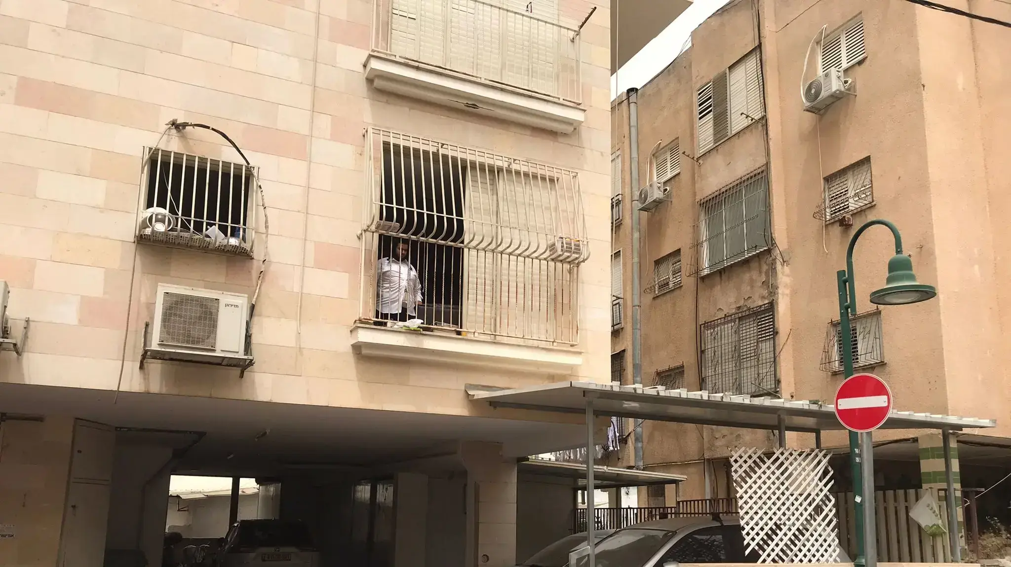 זירת הנפילה של הילד בן השלוש מקומה שלישית ברחוב נורדאו בבני ברק