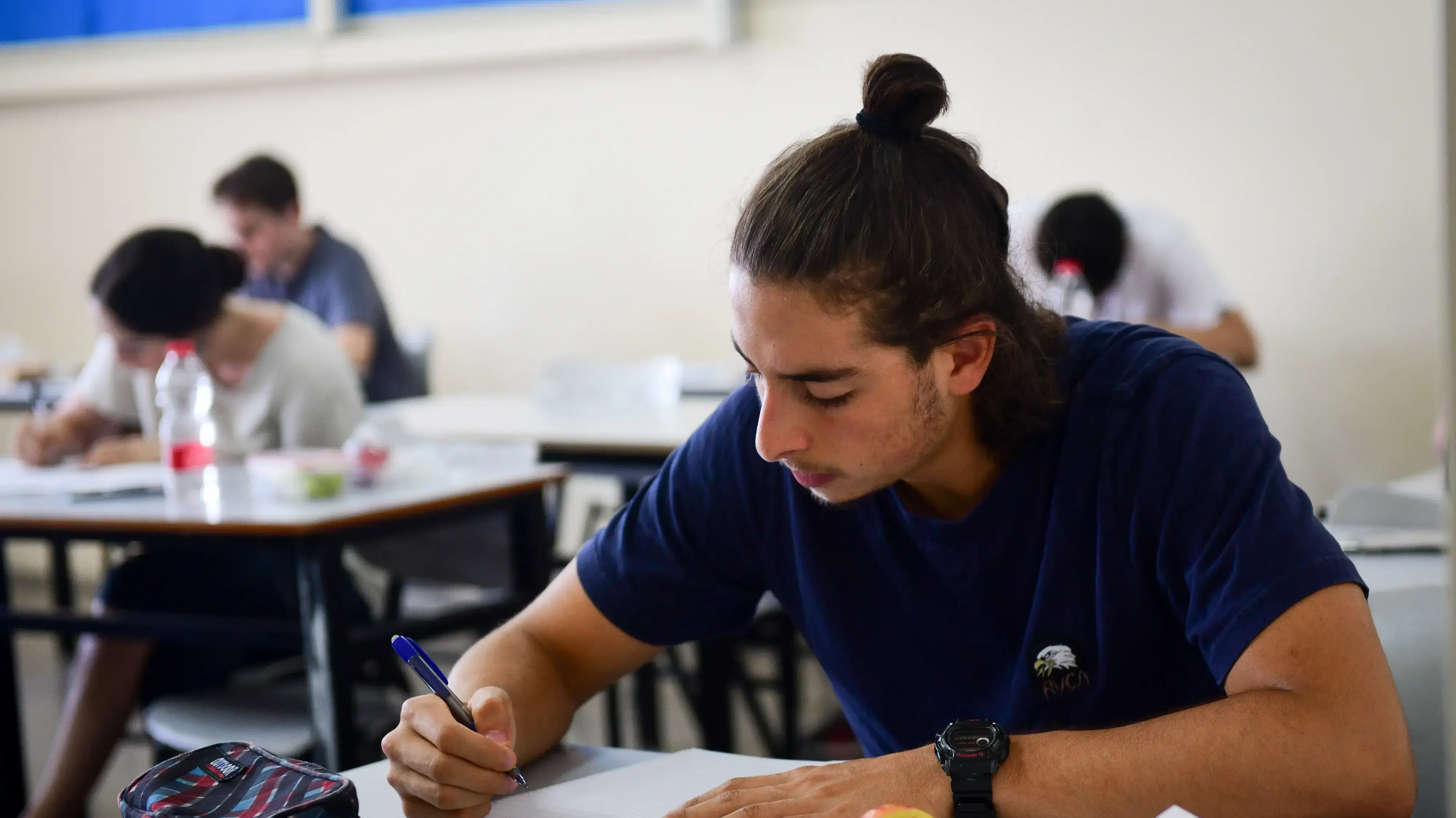 תלמידי תיכון במהלך בחינת בגרות במתמטיקה
תלמידי תיכון במהלך בחינת בגרות במתמטיקה
