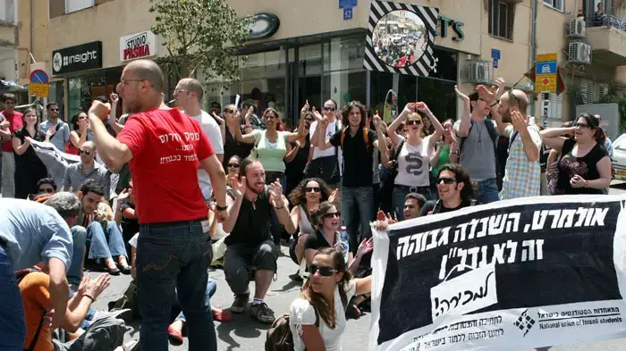 סטודנטים מפגינים נגד ועדת שוחט חוסמים את רחוב שינקין בתל אביב סטודנטים מפגינים נגד ועדת שוחט חוסמים את רחוב שינקין בתל אביב