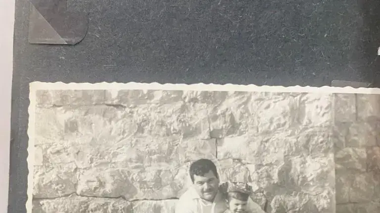 אלי מגן ואביו סמוך לביתם אלי מגן ואביו סמוך לביתם